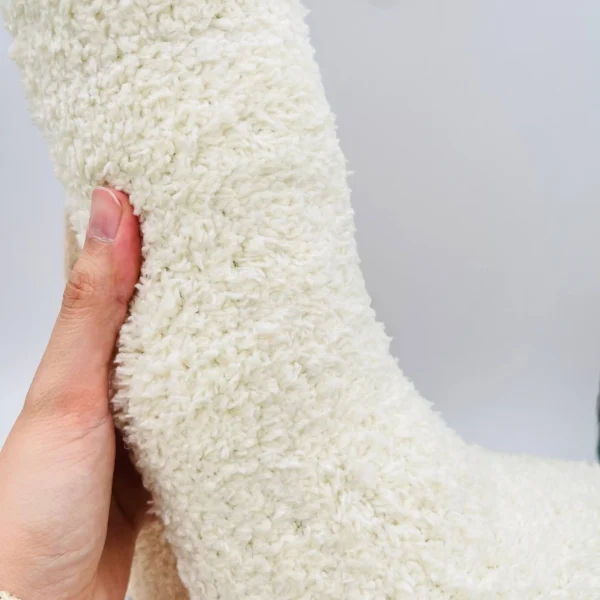 عروسک بزرگ لاما ایستاده